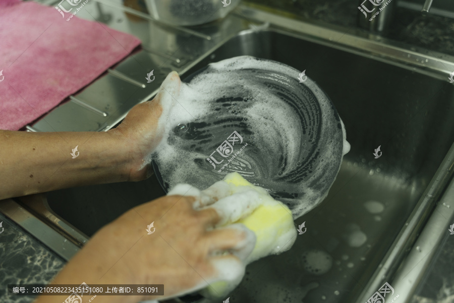 在厨房水槽里用海绵把洗手盆合上。Covid-19冠状病毒预防。