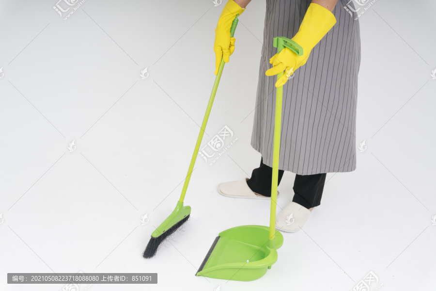 女佣用花盆和簸箕清洁地板。