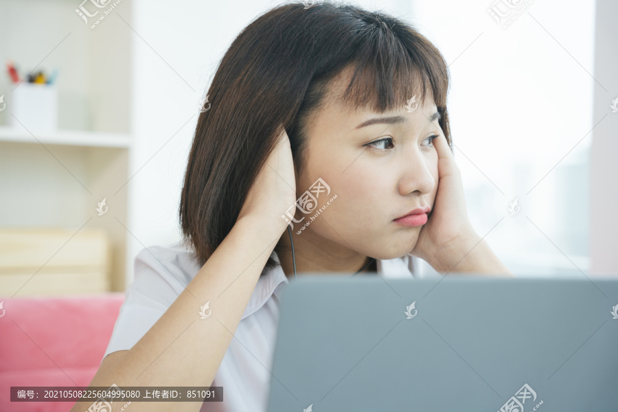 亚泰大学学生绍尔头发女子在家用笔记本电脑学习后头痛。Covid-19爆发。