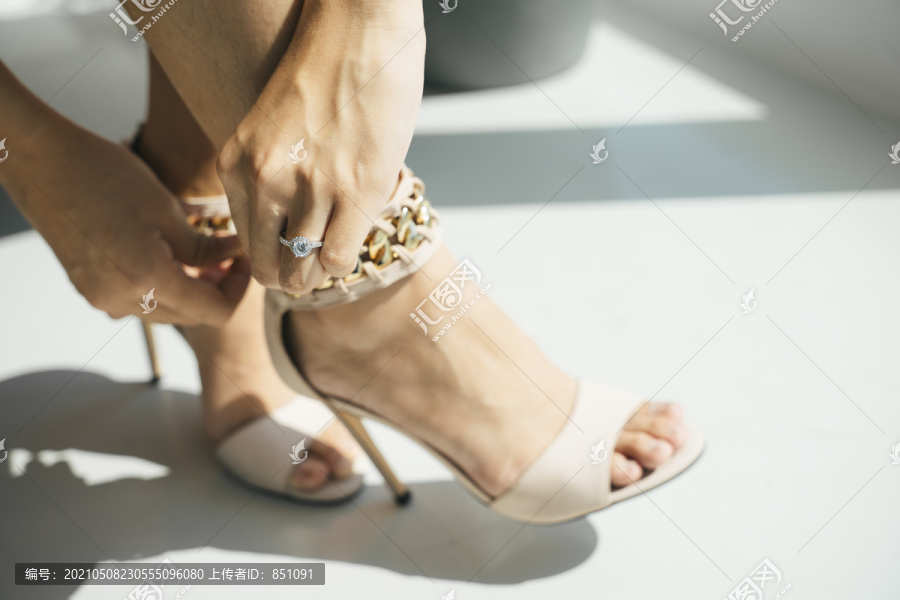 穿着高跟鞋的女人在室内的美腿。