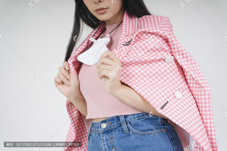 美丽的泰国亚裔长发女士，白色背景，粉色夹克。时尚肖像。