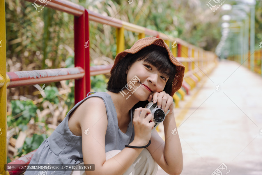 美丽的年轻亚泰女游客在乡间摆出照相机的姿势。曼谷当地之旅。