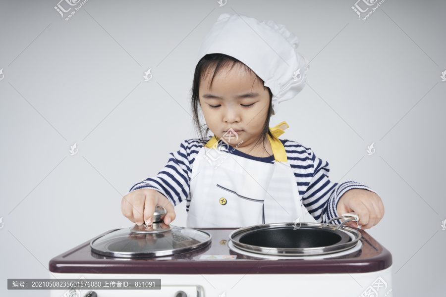扮演厨师的孩童