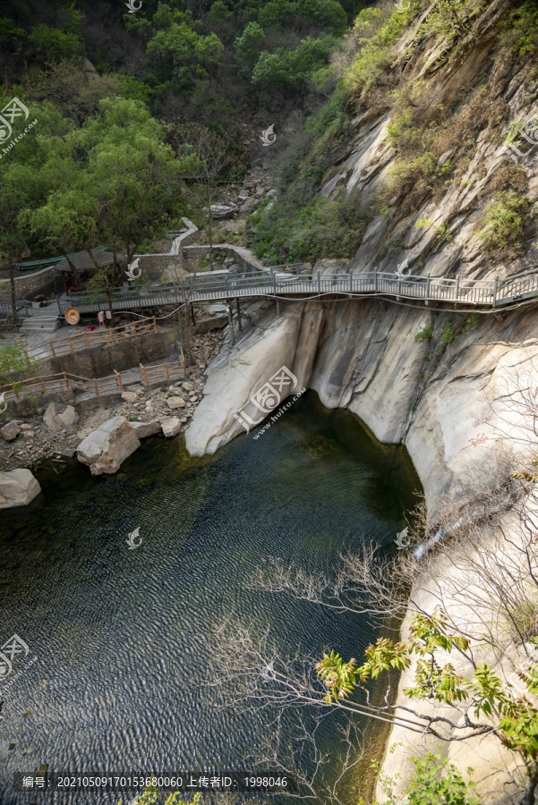 山间潭水