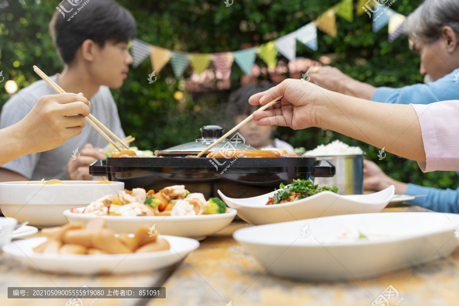 亚洲人喜欢在院子里吃烧烤来庆祝特殊的节日。