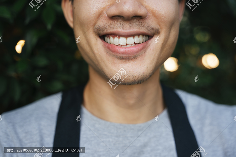 留着白牙胡子的亚洲男人的特写镜头。