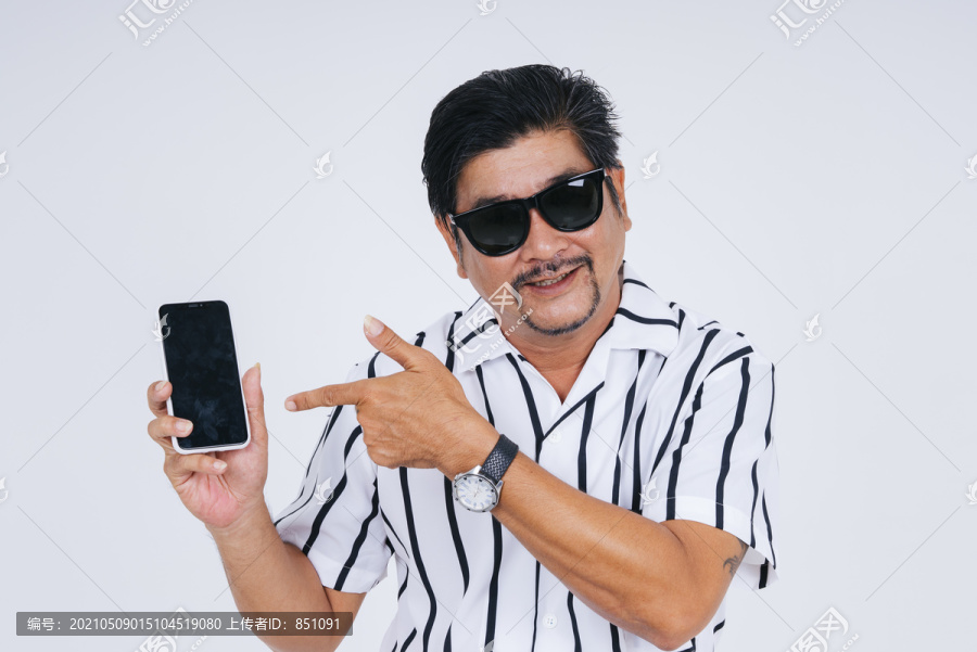 身着白领衬衫、戴墨镜、展示智能手机屏幕的时髦老人的肖像。
