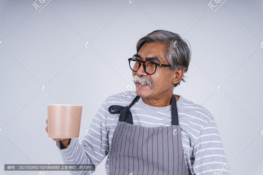 在白色背景上，一位老人拿着一杯咖啡。