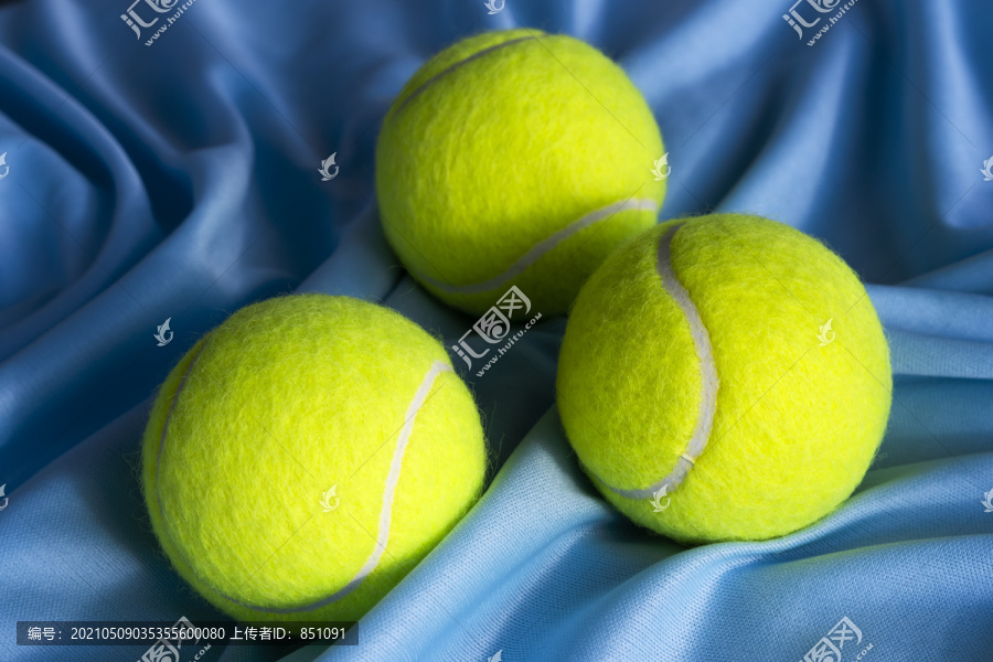 抽象背景上充满活力的网球。