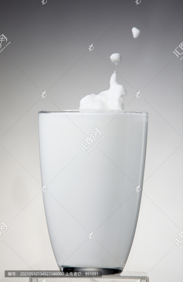 一杯牛奶飞溅着。