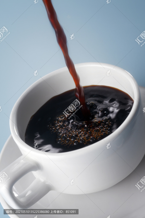 倒咖啡的股票图像