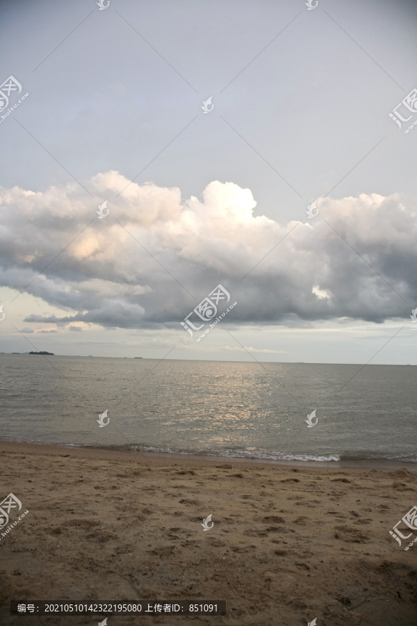 海洋景观-大海，金色沙滩，蓝天白云。