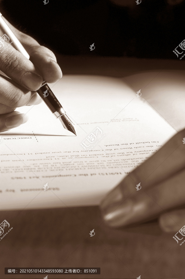 有人签署协议的宏观照片。重点放在笔上。