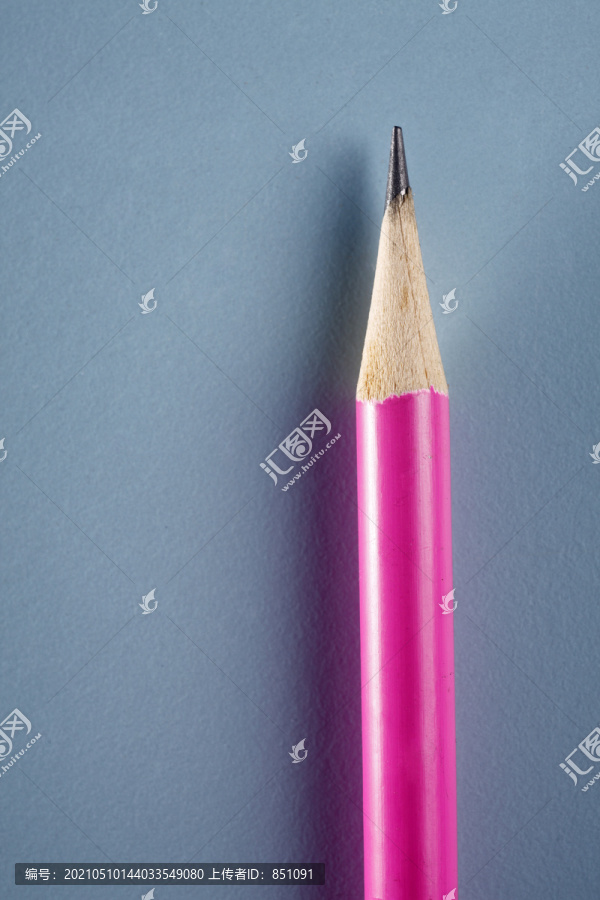 粉红色铅笔的特写镜头