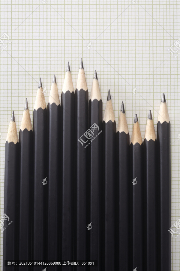 铅笔的股票图像排列成一行