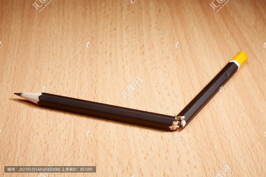 棕色背景的破铅笔