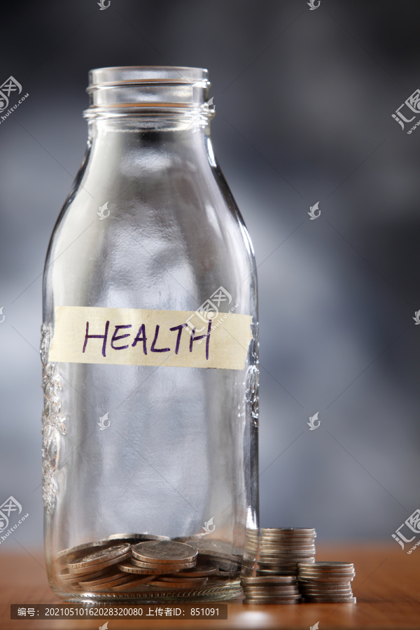 瓶标签健康与几个硬币。