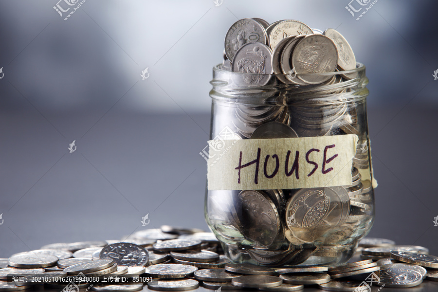 一个玻璃罐，上面写着装满硬币的房子。
