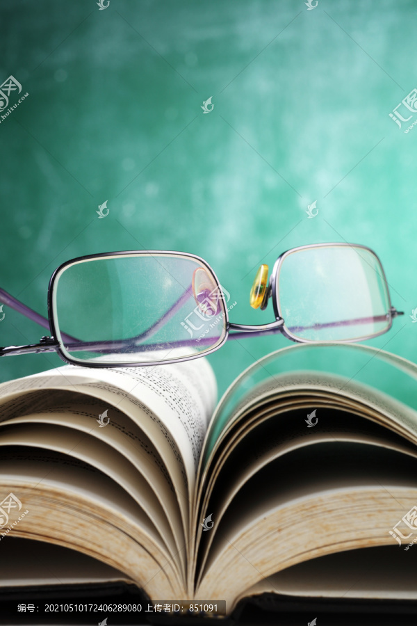 把注意力集中在书上的眼镜上