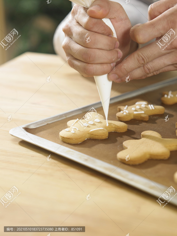 特写厨师用冰糖装饰饼干