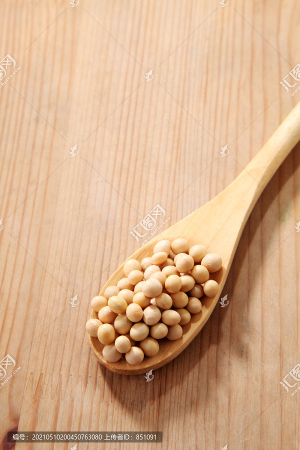 盛满大豆的勺子