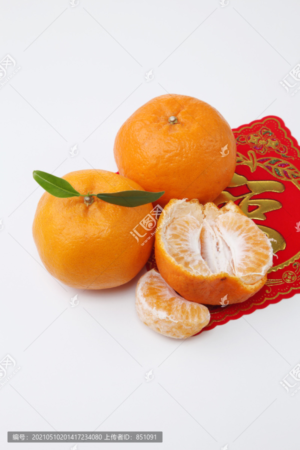 贴有汉字问候贴的橘子
