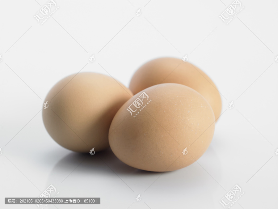 在白色背景上分离出三个鸡蛋