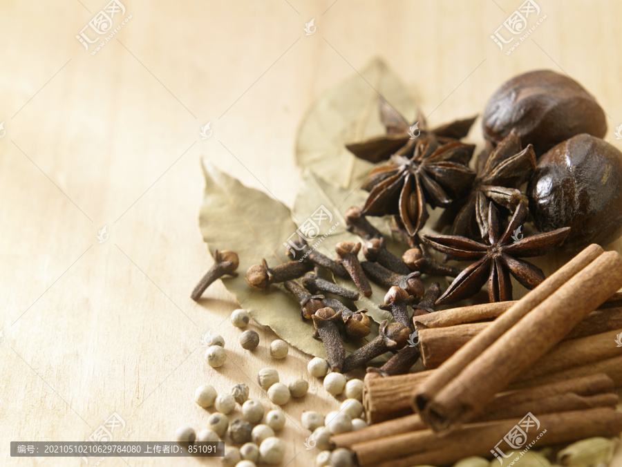 木質背景上的一組香料