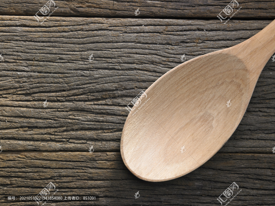 旧木纹桌上的新木勺