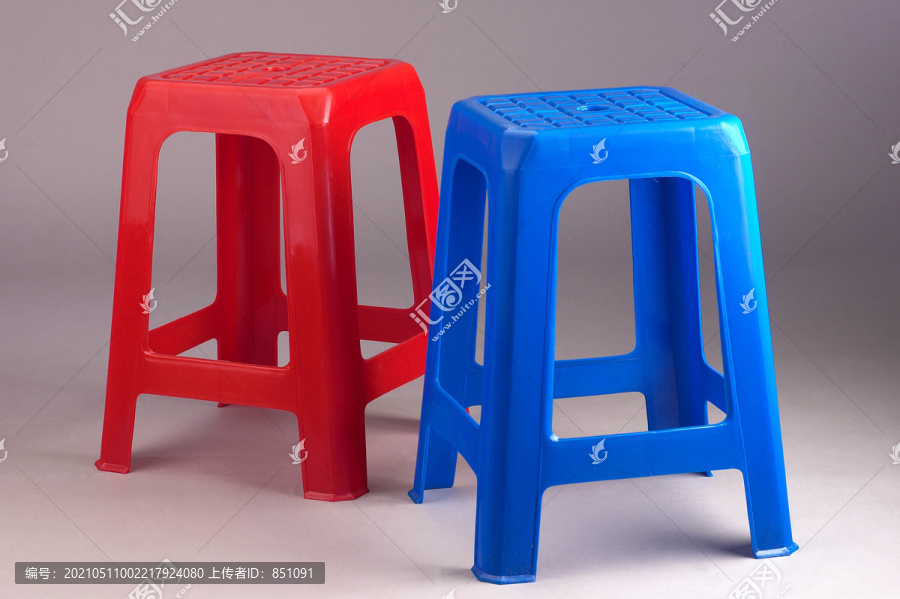 2把蓝色和红色的塑料椅子。