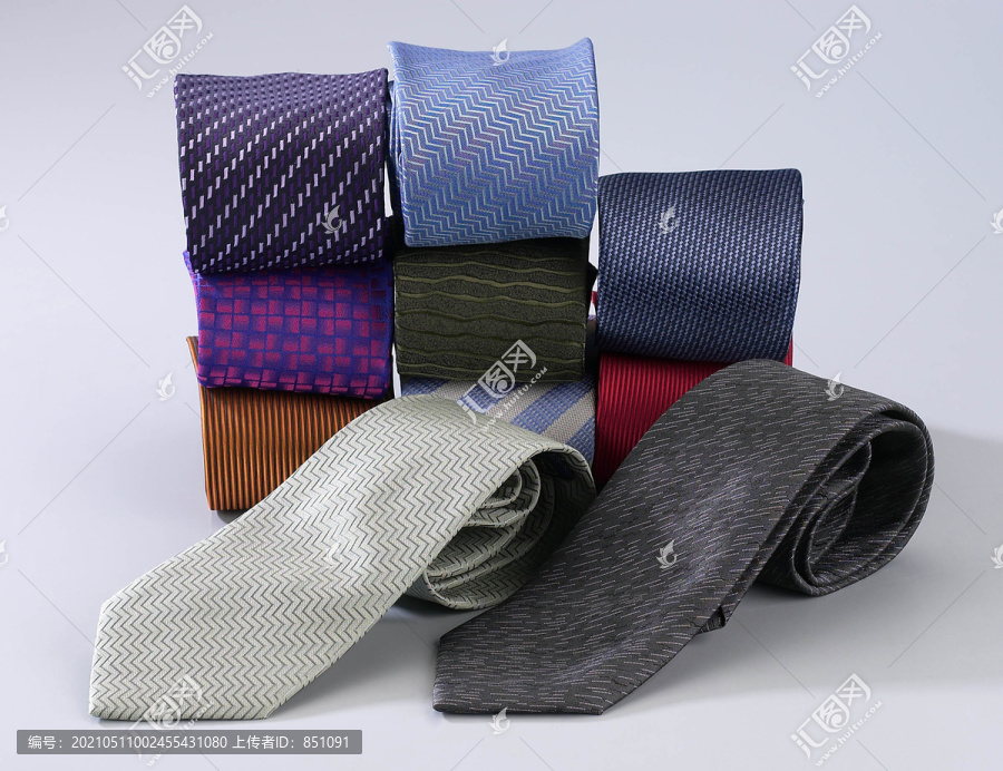 五颜六色的领带卷成一行一堆。
