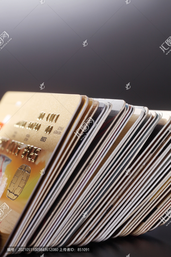 一堆信用卡的特写镜头