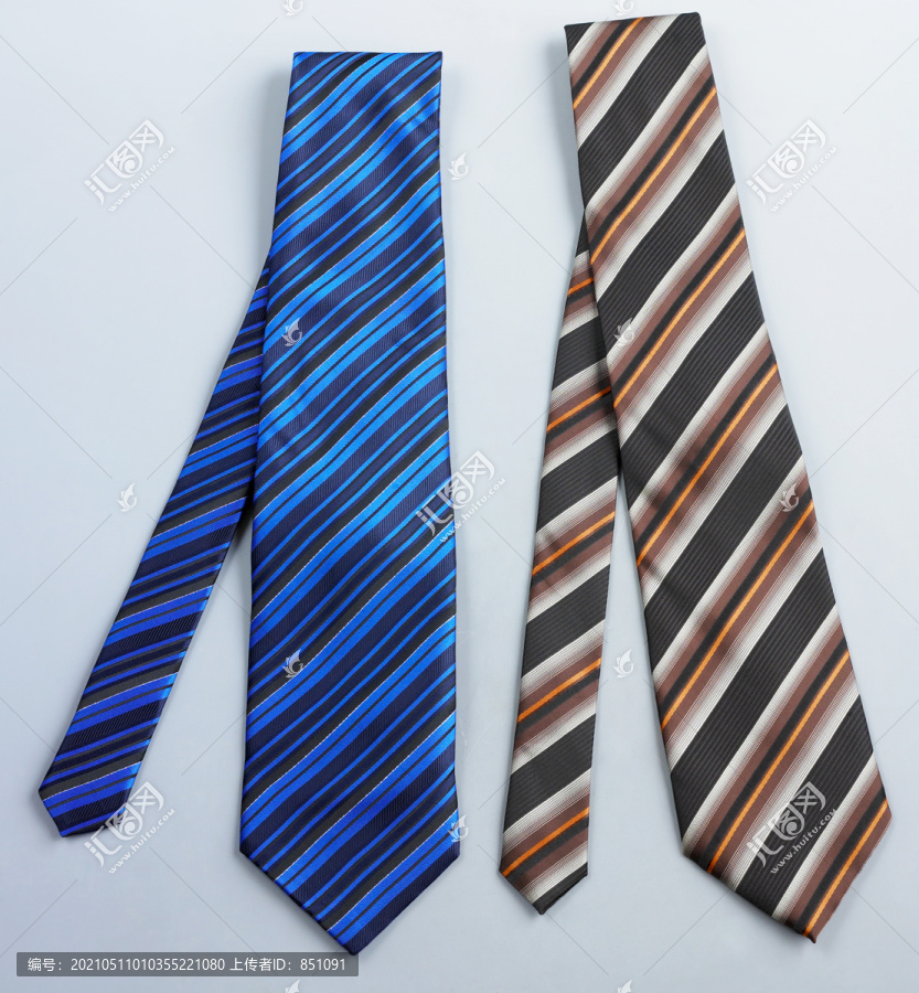 两条领结蓝色和棕色