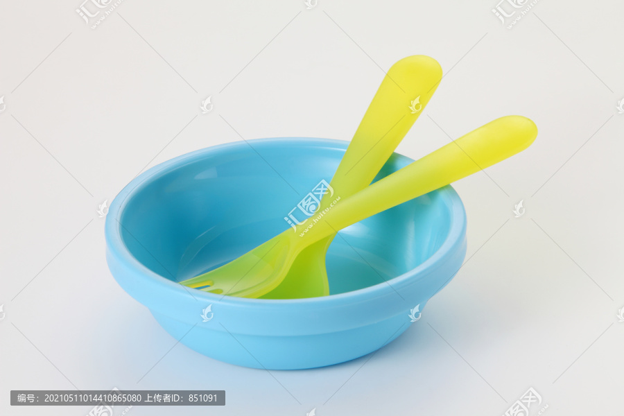 蓝色塑料碗和黄色餐具套装
