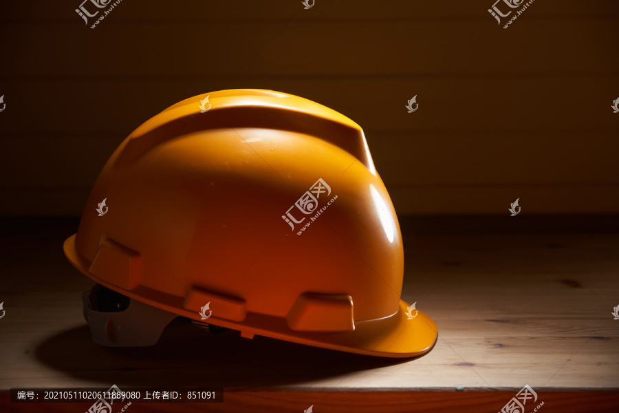 木板上的建筑头盔