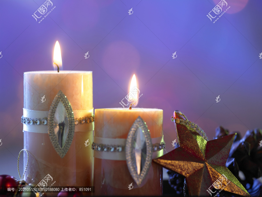 圣诞蜡烛和圣诞灯。圣诞节背景