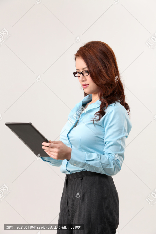 商业女性使用数字平板电脑