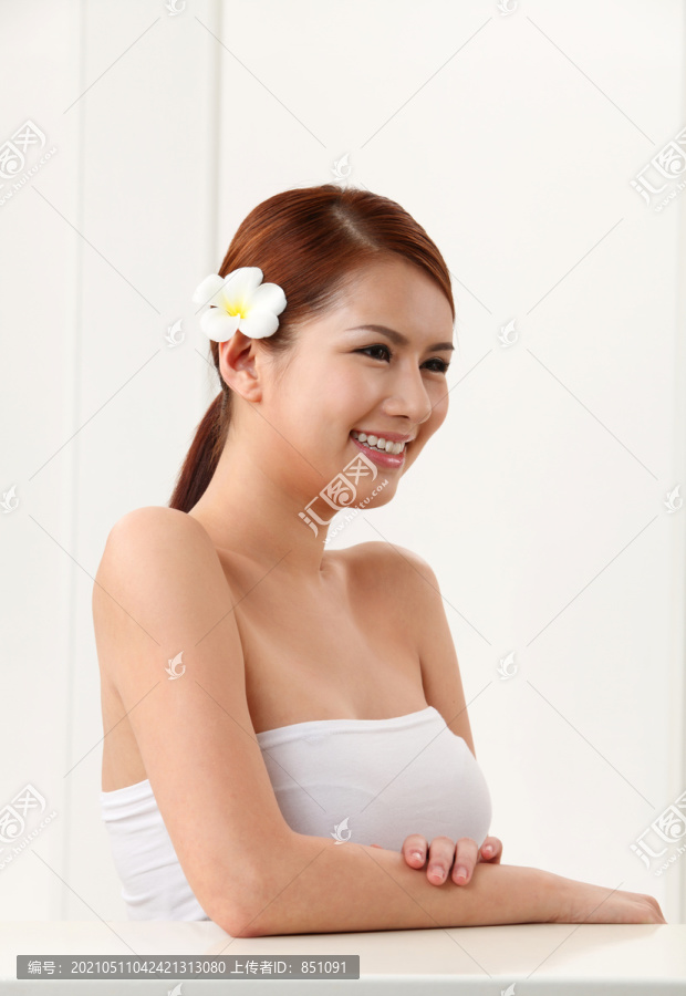 一个美丽的年轻女子在白色背景上摆姿势的肖像