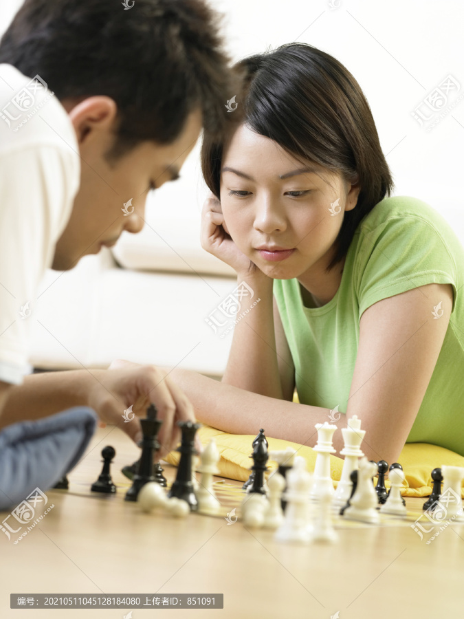 一对夫妇在地板上下棋