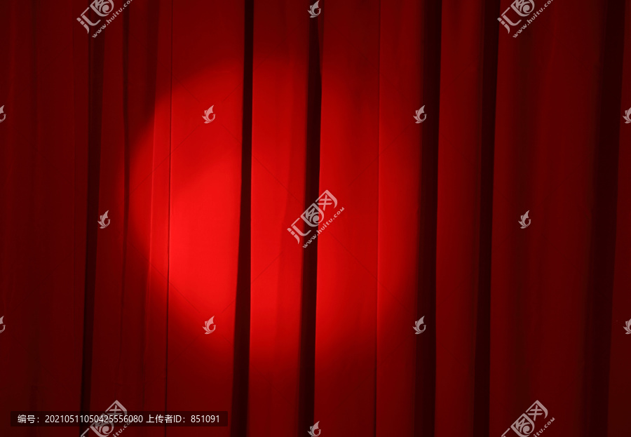 舞台红幕上的聚光灯