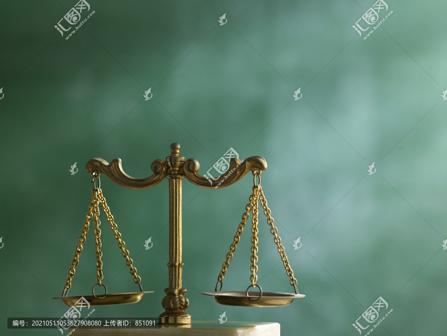 法律的天平在桌子上。正义的象征