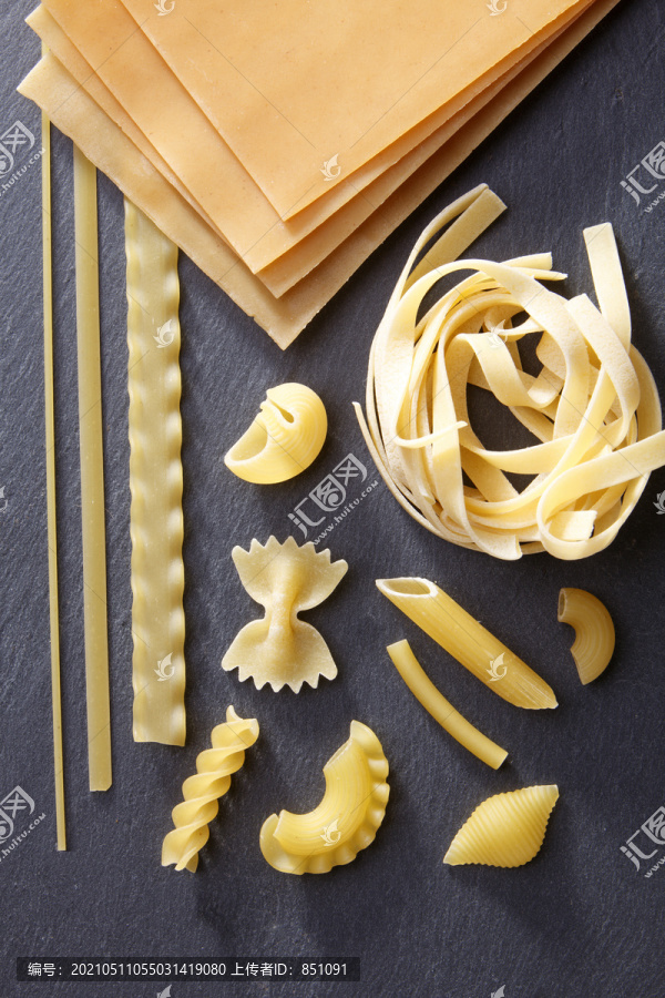各种类型和形状的意大利面食。干面食背景