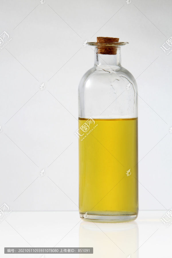 白底瓶装橄榄油