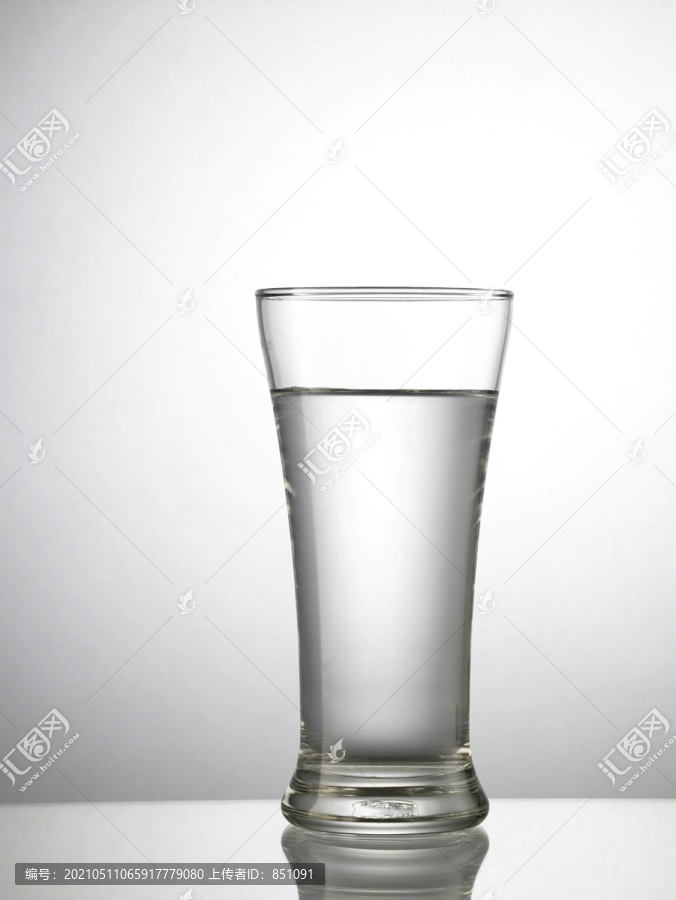 在玻璃桌上放一杯水