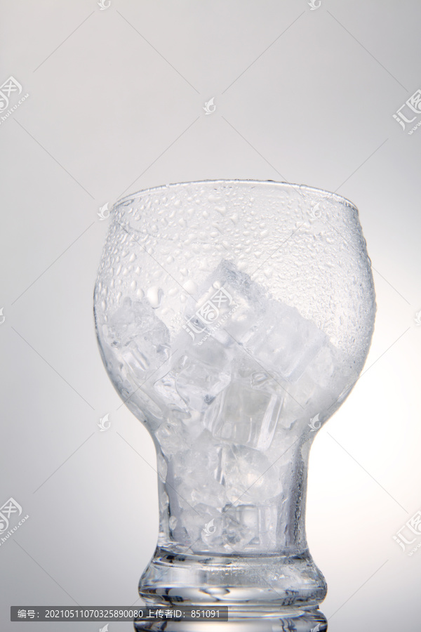 白底有冰块的空玻璃杯照片
