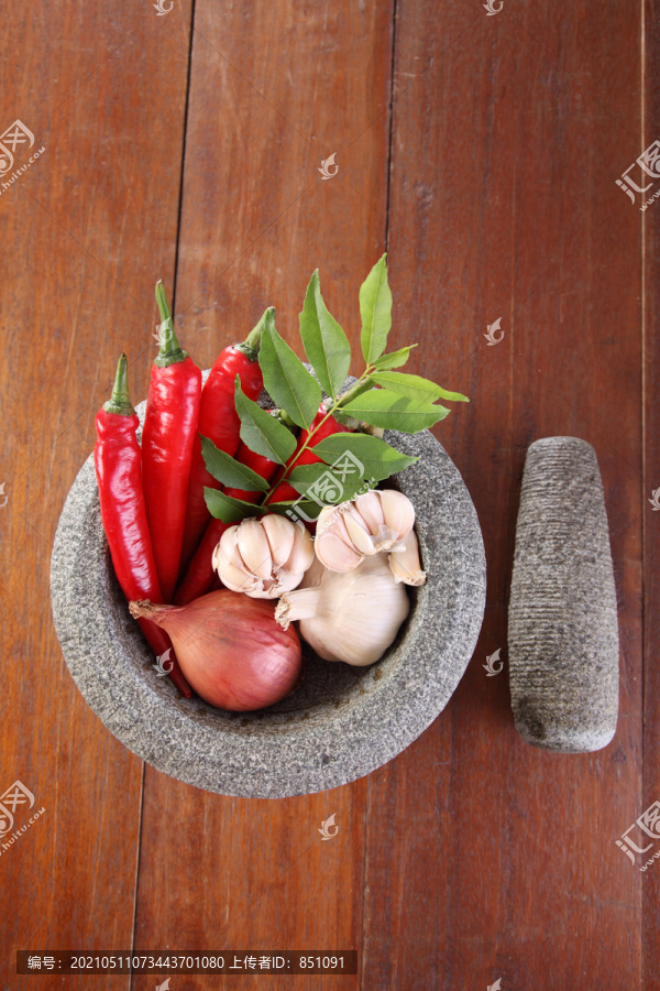 大蒜、洋葱、咖喱叶和辣椒，配以沙浆作为泰国辣味配料