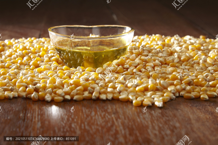 玉米和装满玉米油的心形容器玻璃