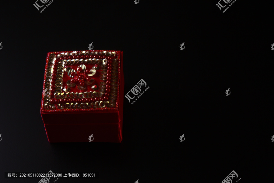 黑色背景上的红色礼品盒