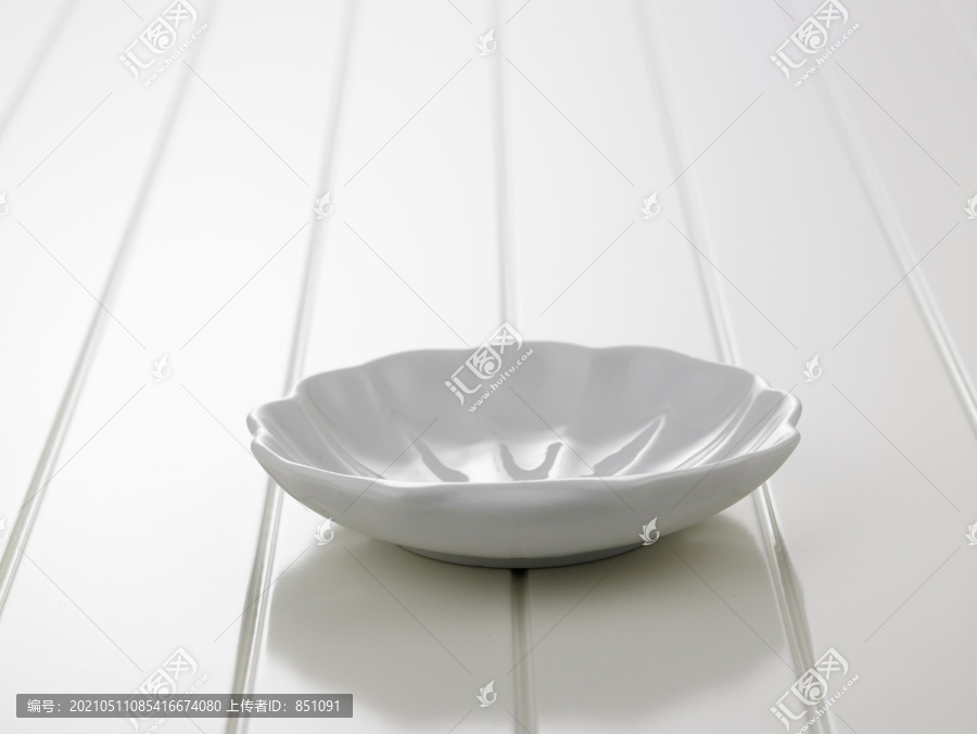 白色台面上的碗