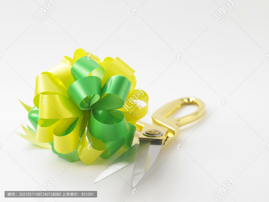 绿黄丝带蝴蝶结和剪刀